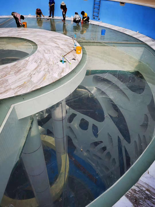 遼寧營口鲅魚圈魔法溫泉懸空透明泳池建設施工五，瑞地格樂亞克力游泳池